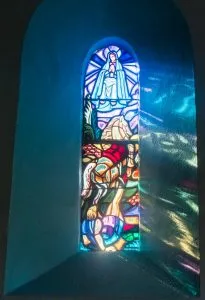 Ein Fenster erzählt die Legende der Kapellengründung.